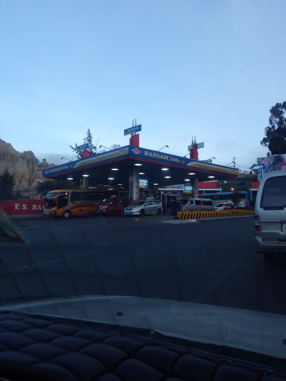 La Privatización Comienza en Bolivia: Arce Cede y Autoriza a Privados la Importación de Combustibles